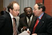Jean-Louis Schiltz, Jean-Robert Goulongana, Secrétaire général de l'ACP, Jacques Bel, membre du Secrétariat général du Conseil