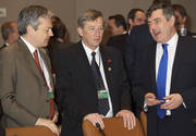 Didier Reinders, ministre belge des Finances, Jean-Claude Juncker et le ministre britannique des Finances, Gordon Brown