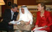 Jean Asselborn et Benita Ferrero-Waldner avec Cheikh Mohammed bin Mubarak Al Khalifale Président en exercice du Conseil de coopération du Golfe, Vice-Premier ministre et ministre des Affaires étrangères du Bahreïn