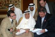 Jean Asselborn et Peter Mandelson avec Cheikh Mohammed bin Mubarak Al Khalifale Président en exercice du Conseil de coopération du Golfe, Vice-Premier ministre et ministre des Affaires étrangères du Bahreïn