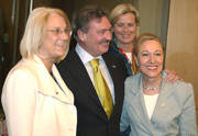 Jean Asselborn en compagnie de Laila Freivalds, ministre suédoise des Affaires étrangères, de Ursula Plassnik, ministre autrichienne des Affaires étrangères et de Benita Ferrero-Waldner, membre de la Commission européenne