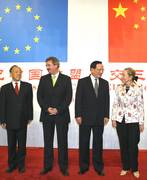 Li Zhaoxing, ministre chinois des Affaires étrangères, Jean Asselborn, ministre des Affaires étrangères, Tang Jia Xuan, le conseiller d'Etat chinois, et Benita Ferrero-Waldner, commissaire chargée des Relations extérieures