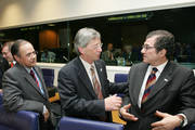 Jaime Caruana, gouverneur de la banque d'Espagne, Jean-Claude Juncker et Luis Campos e Cunha, ministre portugais de l'Economie et des Finances