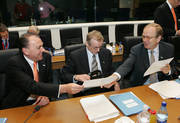 Axel Weber, président de la Banque fédérale d'Allemagne, Antti Kalliomaki, ministre finlandais des Finances, et Erkki Liikanen, gouverneur de la banque de Finlande