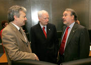 Didier Reynders, ministre belge des Finances, Philippe Maystadt, président de la Banque européenne d'investissement (BEI), et Pedro Solbes, ministre espagnol des Finances
