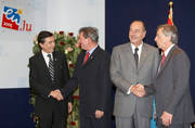 Philippe Douste-Blazy, ministre français des Affaires étrangères, Jean Asselborn, ministre des Affaires étrangères, Jacques Chirac, Président de la République française, et Jean-Claude Juncker, Premier ministre