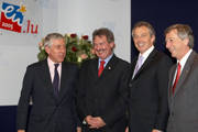 Jack Straw, ministre des Affaires étrangères britannique, Jean Asselborn, ministre des Affaires étrangères, Tony Blair, Premier ministre britannique et Jean-Claude Juncker, Premier ministre