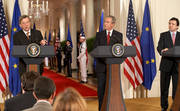 Jean-Claude Juncker, Premier ministre luxembourgeois, George W. Bush, Président des Etats-Unis d'Amérique, et José Manuel Barroso, Président de la commission européenne