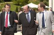 Louis Michel, commissaire en charge du Developpement et de l'Aide humanitaire, et Jean-Louis Schiltz, ministre de la Coopération