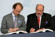 ean-Louis Schiltz, ministre de la Coopération et de l'Action humanitaire et Louis Michel, commissaire européen en charge de la Coopération et de l'Action humanitaire signent l'accord de Cotonou révisé au nom de l'UE